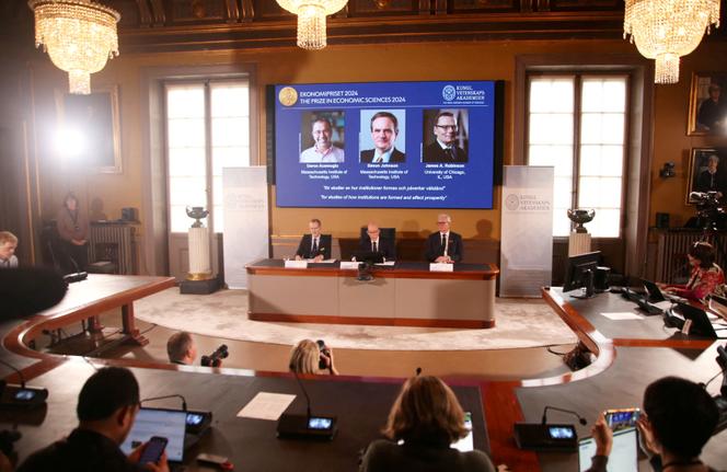 Hans Ellegren, secrétaire permanent de l'Académie des sciences, Jakob Svensson et Jan Teorell, de l'Assemblée Nobel de la Riksbank suédoise, annoncent le prix de science économique de la Riksbank suédoise à Stockholm, en Suède, le 14 octobre 2024. 