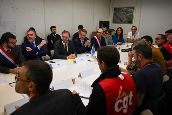 O Ministro da Economia, Antoine Armand (centro), e o Ministro Delegado responsável pela Indústria, Marc Ferracci (à direita), durante reunião com representantes sindicais na fábrica da Sanofi em Lisieux (Calvados), no dia 14 de outubro de 2024.