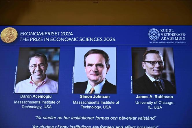 Da esquerda para a direita, Daron Acemoglu, Simon Johnson e James Robinson, galardoados com o Prémio Nobel de Economia, em Estocolmo, 14 de outubro de 2024.