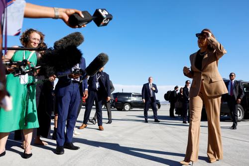 Harris and Trump prefer influencers and podcasters to mainstream media
