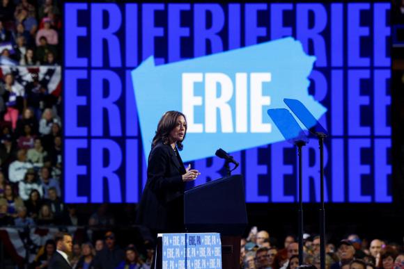 La candidate démocrate à l’élection présidentielle et vice-présidente des États-Unis, Kamala Harris, en réunion de campagne, à Erié, en Pennsylvanie, le 14 octobre 2024.