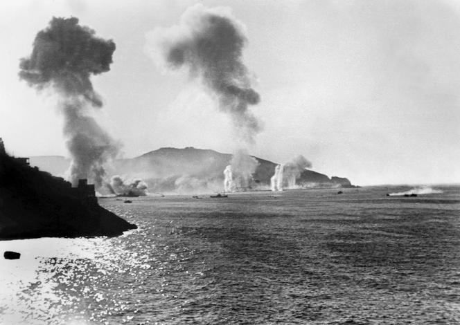 Le port de Mers El-Kébir (Algérie) sous une pluie d’obus anglais, le 3 juillet 1940.
