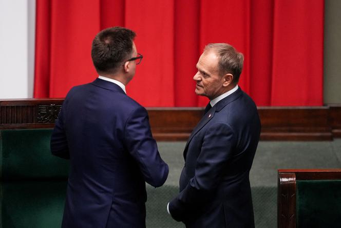 O primeiro-ministro polonês, Donald Tusk (à direita), com o presidente do Parlamento, Szymon Holownia, em Varsóvia, em 12 de dezembro de 2023.