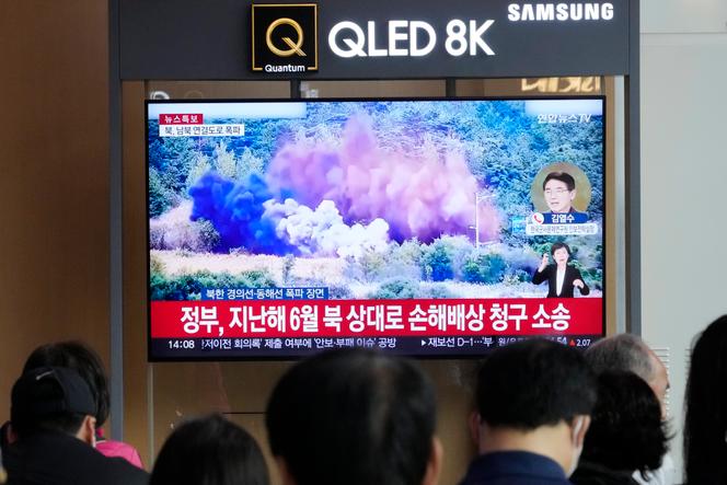 Une chaîne de télévision annonce que la Corée du Nord a fait exploser des tronçons de routes intercoréennes à la gare de Séoul, en Corée du Sud, le mardi 15 octobre 2024.