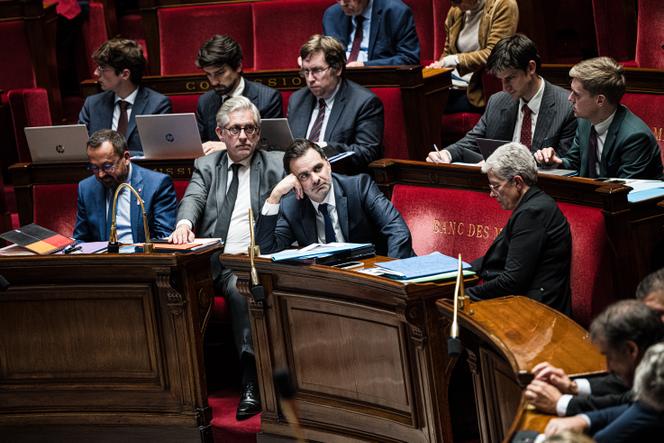 Ao centro, o ministro responsável pelo orçamento e contas públicas, Laurent Saint-Martin, na Assembleia Nacional, 15 de outubro de 2024.