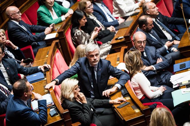 Laurent Wauquiez, presidente do grupo LR na Assembleia Nacional, durante a sessão de perguntas ao governo em 15 de outubro de 2024.