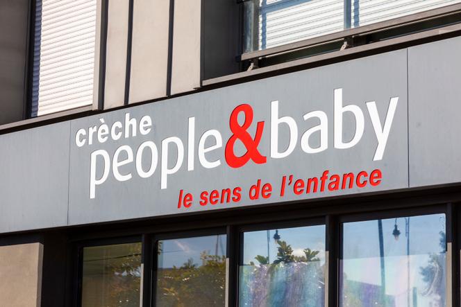 A placa de uma creche People & Baby em Paris.