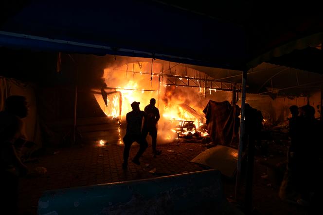 Incêndio iniciado por um ataque israelense a tendas no pátio do Hospital dos Mártires de Al-Aqsa, em Deir Al-Balah, Faixa de Gaza, em 14 de outubro de 2024.