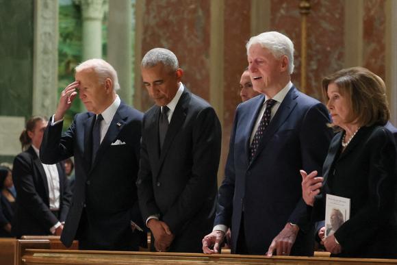 Le président américain, Joe Biden, les anciens président Barack Obama et Bill Clinton, et la représentante américaine au Congrès Nancy Pelosi, lors du service commémoratif dédié à Ethel Kennedy, à la cathédrale St. Matthew the Apostle à Washington, le 16 octobre 2024.