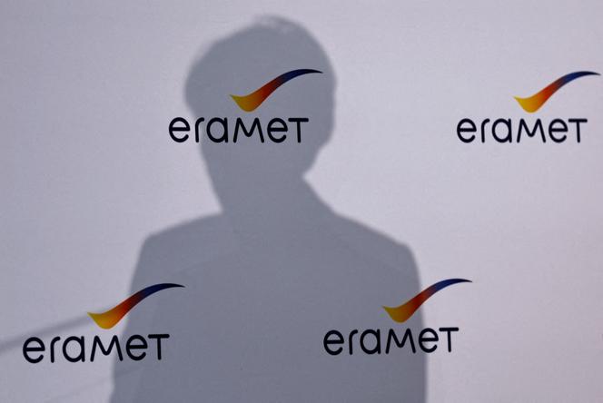 L'ombre de Christel Bories, PDG d'Eramet, lors de l'inauguration d'une usine pilote de recyclage de batteries, à Trappes (Yvelines), le 14 novembre 2023.