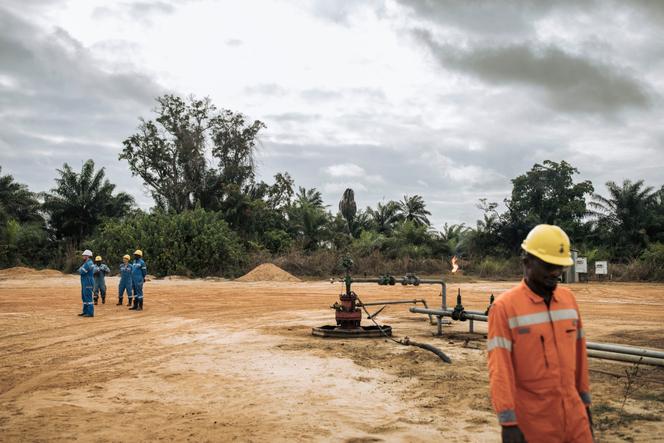 Une équipe de la compagnie Perenco sur un site pétrolier à Muanda, en République démocratique du Congo, en octobre 2021.