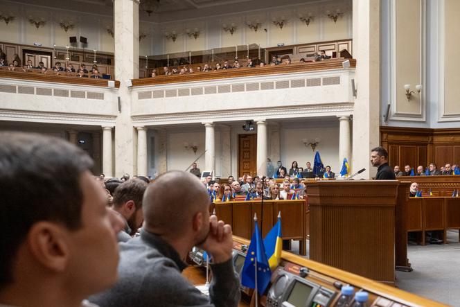 Le président ukrainien, Volodymyr Zelensky, présente son« plan de victoire » au Parlement, à Kiev, en Ukraine, le 16 octobre 2024.