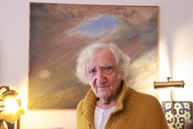 Serge Rezvani, em sua casa em Paris, em março de 2023.