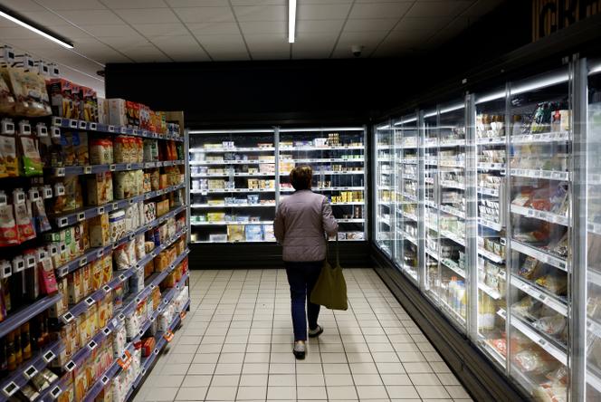 Une femme dans un supermarché à Chanverrie, Vendée, France, le 16 octobre 2024.