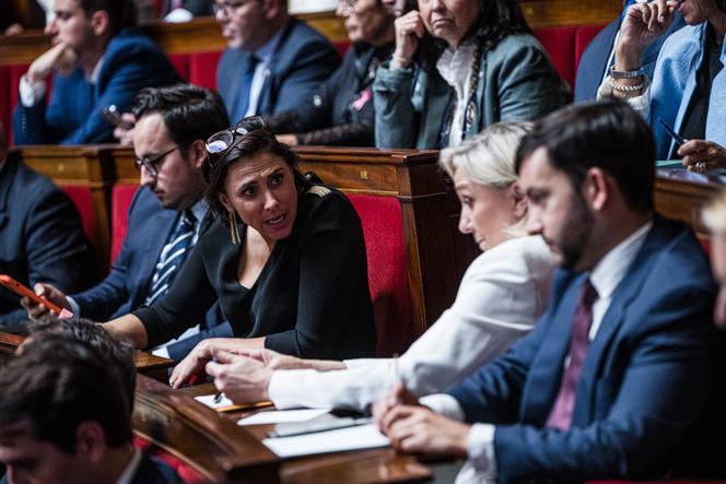 La députée RN Laure Lavalette discute avec la présidente du groupe, Marine Le Pen, à l’Assemblée nationale, à Paris, le 1ᵉʳ octobre 2024.