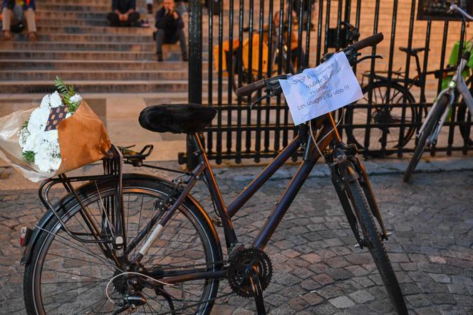 Durante um comício pelo ciclista morto por um carro em Paris, Place de la Madeleine, 16 de outubro de 2024. 
