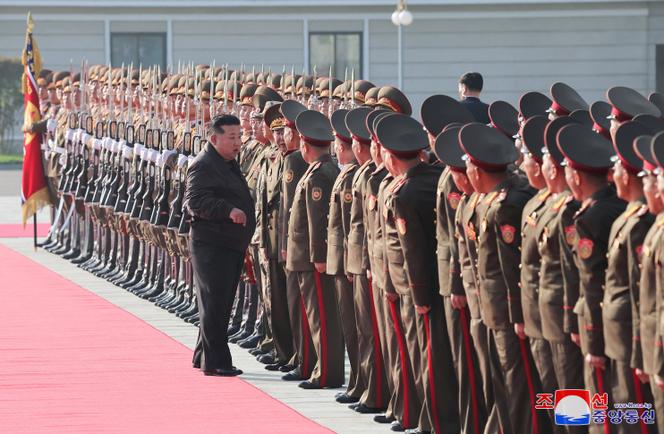O líder norte-coreano Kim Jong-un inspeciona o quartel-general do 2º Corpo do Exército norte-coreano em 17 de outubro de 2024, nesta foto publicada pela agência de notícias oficial KCNA.