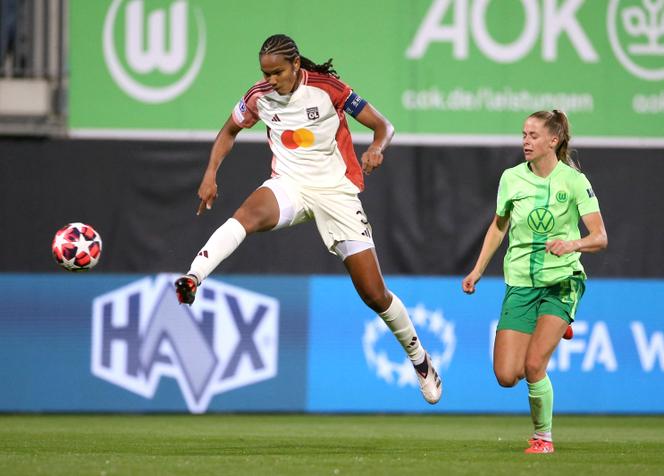 Wendie Renard, zagueira e capitã do Olympique Lyonnais, em ação durante a partida da Liga dos Campeões contra o Wolfsburg, no dia 17 de outubro de 2024, em Wolfsburg (Alemanha). 