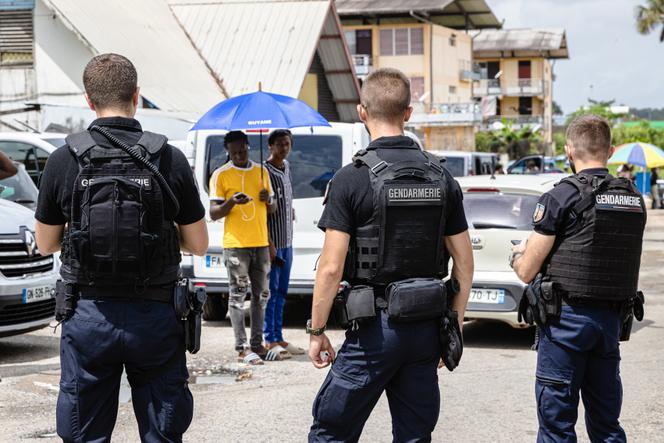 Des policiers montent la garde lors d’une opération de nettoyage décidée par les autorités à la suite de l’assassinat en plein jour d’un pharmacien à Saint-Laurent-du-Maroni, le 3 mai 2024.