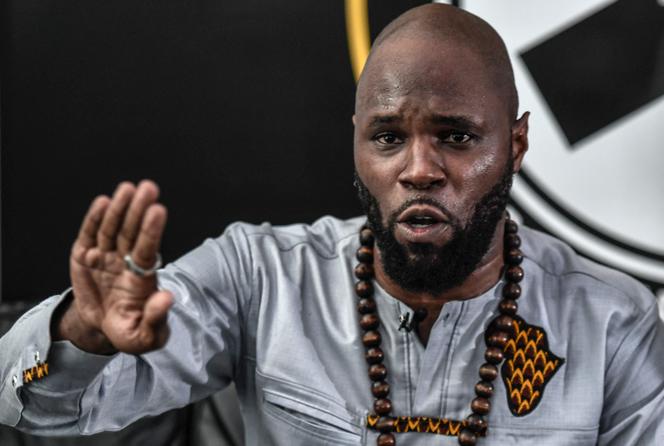 O ativista anticolonialista francês Kemi Seba dá uma conferência de imprensa em 26 de junho de 2020 em Paris.