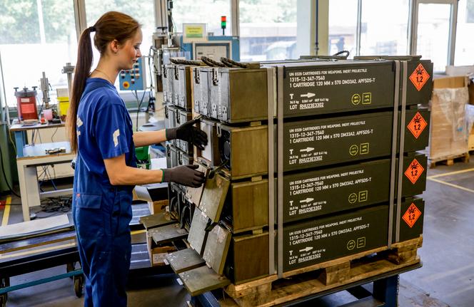 Dans l’usine Rheinmetall d’Unterluess (Allemagne), le 6 juin 2023. Le fournisseur automobile allemand équipe également les chars de combat Leopard livrés aux forces ukrainiennes.