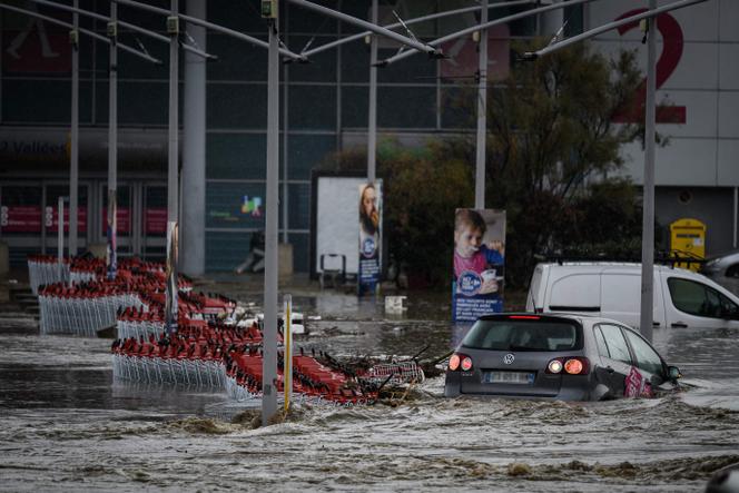 No estacionamento de um supermercado, numa zona comercial de Givors (Ródano), 17 de outubro de 2024.