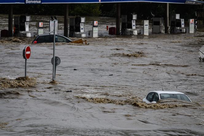 Un parking innondé à Givors (Rhône), jeudi 17 octobre 2024.