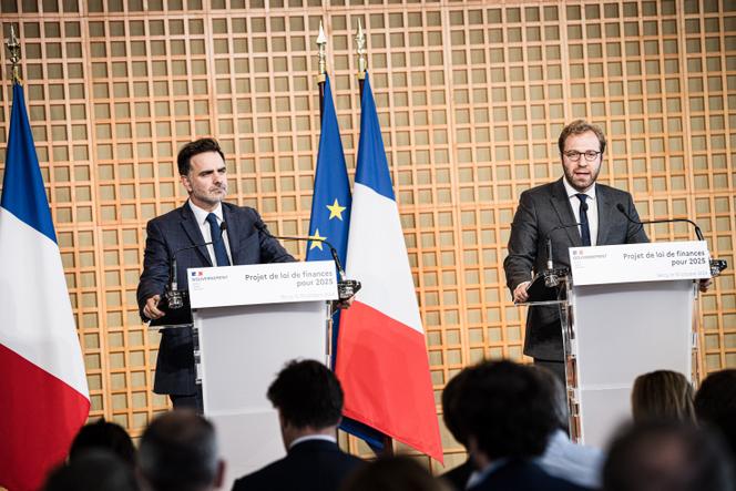 Antoine Armand, Ministro da Economia, Finanças e Indústria, e Laurent Saint-Martin, Ministro responsável pelo Orçamento e Contas Públicas, durante a apresentação da lei das finanças de 2025, no Ministério da Economia, em Paris, 10 de outubro de 2024 .