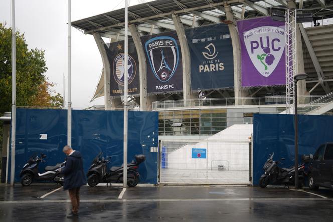 A bandeira do clube de futebol Paris FC está visível fora do estádio Charlety em Paris, quinta-feira, 17 de outubro de 2024. 