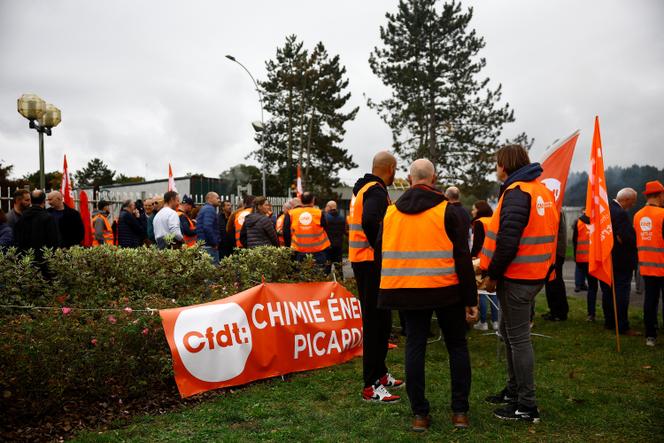 Membros da CFDT e outros trabalhadores da Opella participam no movimento grevista para protestar contra a venda planeada da Opella, na unidade de produção Doliprane da Sanofi em Compiègne, quinta-feira, 17 de outubro de 2024. 