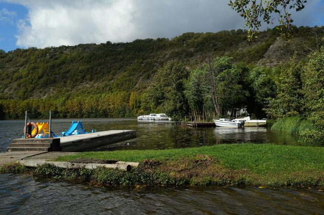 Le lieu où doit prendre forme le projet touristique de téléski fluvial, dans la vallée du Lot, entre Luzech et Albas, le 10 octobre 2024.