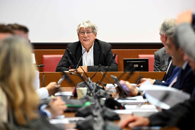 Eric Coquerel (La France insoumise), presidente da comissão de finanças da Assembleia Nacional, durante reunião da comissão para discutir o projeto de lei de finanças de 2025, na Assembleia Nacional, em Paris, 16 de outubro de 2024. 