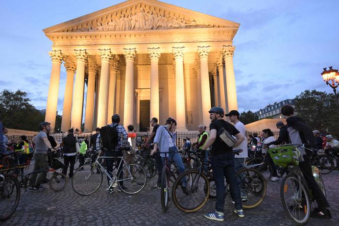 Des cyclistes se rassemblent, à Paris, le 15&nbsp;octobre&nbsp;2024, pour rendre hommage à Paul, 27&nbsp;ans, un cycliste qui a été renversé la veille. 