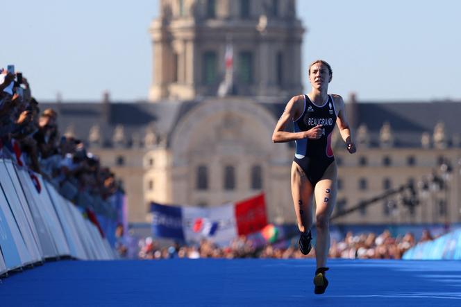 A francesa Cassandre Beaugrand durante a prova de triatlo nos Jogos Olímpicos de Paris, 5 de agosto de 2024 em Paris.