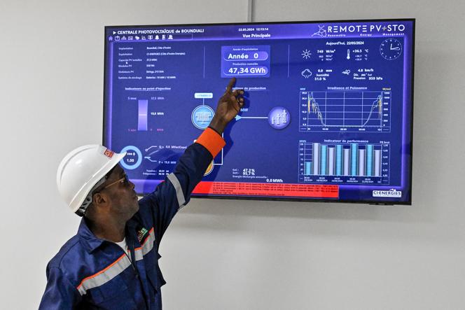Engenheiro na usina solar de Boundiali, Costa do Marfim, 22 de maio de 2024.