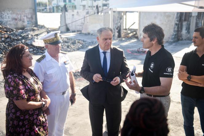 O Ministro dos Territórios Ultramarinos, François-Noël Buffet, com a Presidente da Província do Sul, Sonia Backès, durante visita a uma empresa, em Nouméa, Nova Caledónia, 17 de outubro de 2024.
