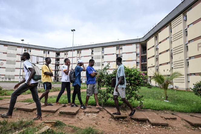 Uma operação de evacuação no campus de Mermoz, depois de o Ministério da Educação Nacional ter ordenado que os estudantes que ocupavam ilegalmente quartos em residências universitárias abandonassem as instalações, no bairro de Cocody, em Abidjan, no dia 7 de outubro de 2024.