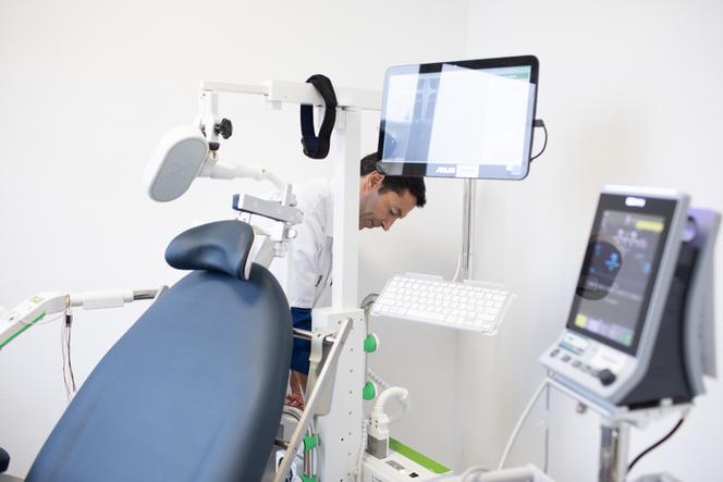 O professor Florian Ferreri, psiquiatra, instala dispositivos de estimulação transcraniana para tratar estresse pós-traumático, no hospital Saint-Antoine (AP-HP), em Paris, no dia 18 de outubro.