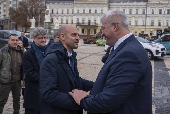 Le ministre des affaires étrangères français, Jean-Noël Barrot, et son homologue ukrainien, Andrii Sybiha, dans le centre-ville de Kiev, en Ukraine, le samedi 19 octobre 2024.