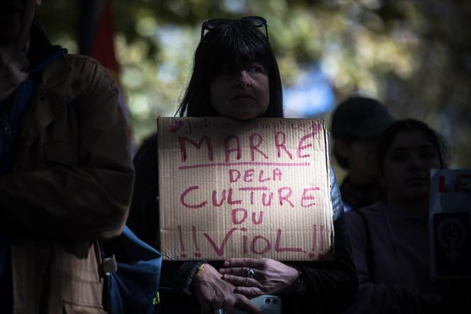 Uma pessoa segura uma placa durante uma reunião de associações feministas em frente ao tribunal em Toulouse, após um apelo nacional para acabar com a violência sexual, em 19 de outubro de 2024.