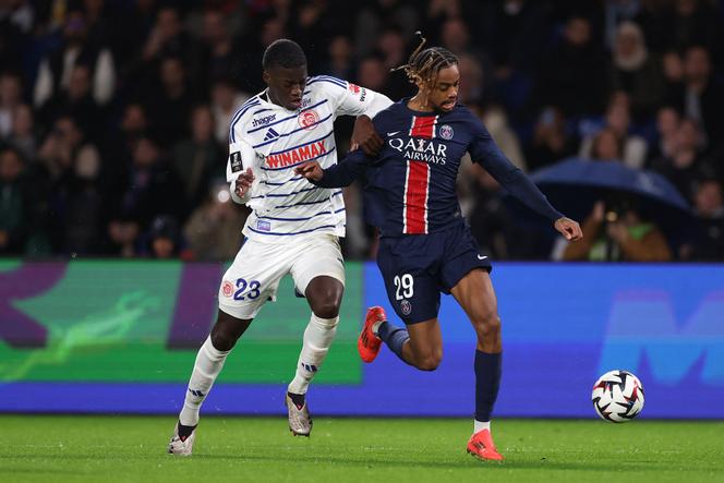 O zagueiro do Estrasburgo, Mamadou Sarr, e o atacante do Paris Saint-Germain, Bradley Barcola, durante partida de futebol da Ligue 1 entre os dois times, no Parc des Princes, em Paris, em 19 de outubro de 2024.