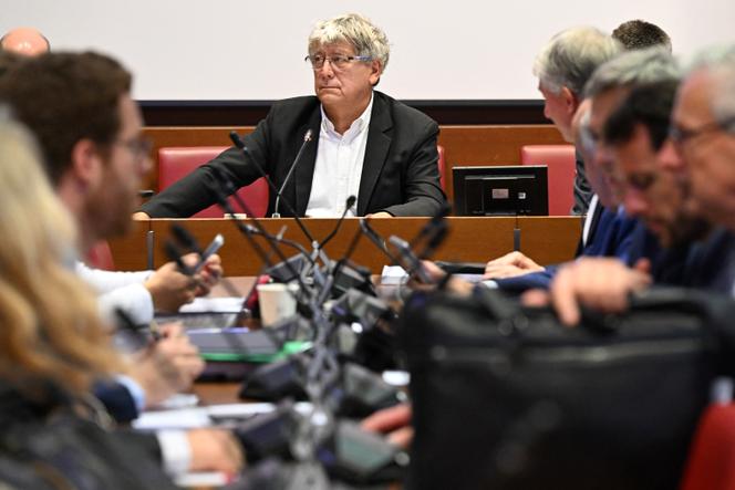 O “rebelde” presidente da Comissão de Finanças, Eric Coquerel, durante reunião da Comissão de Finanças governamental, na Assembleia Nacional, 16 de outubro de 2024. 