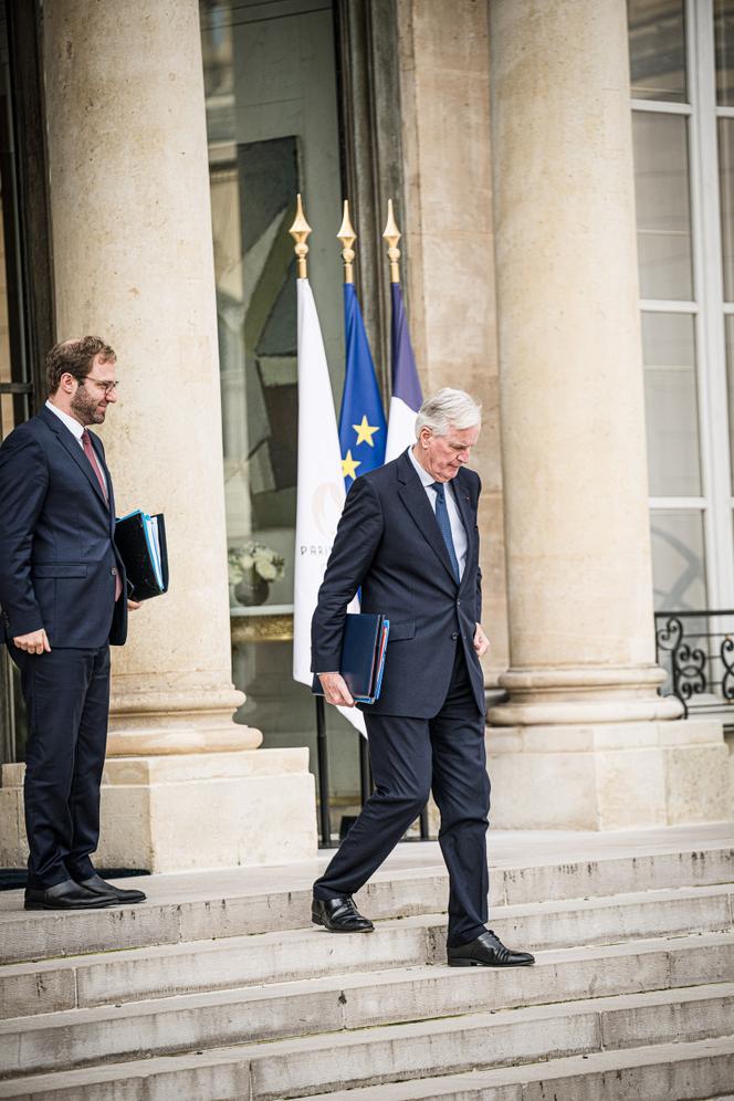 O Primeiro-Ministro, Michel Barnier, e o Ministro da Economia, Antoine Armand, na sequência do conselho de ministros, no Eliseu, 15 de outubro de 2024.