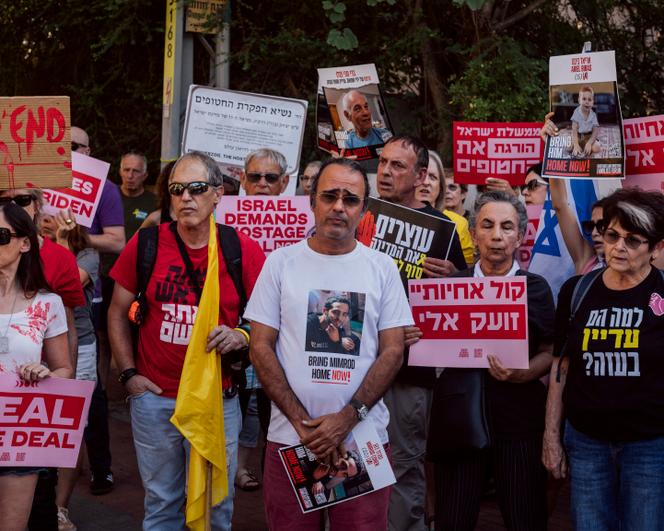Yehuda Cohen (centro), pai de Nimrod Cohen, soldado israelense feito refém pelo Hamas em 7 de outubro de 2023, durante a manifestação em frente à residência do presidente Isaac Herzog pela assinatura de um acordo para a libertação dos reféns, em Tel. Avive, 19 de outubro de 2024.