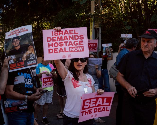 Une cinquantaine d'Israéliens sont rassemblés devant la résidence du président Isaac Herzog pour la signature d'un accord de libération des otages aux mains du Hamas, à Tel Aviv, le 19 octobre 2024.