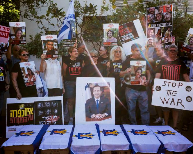 Manifestation pour la signature d'un accord de libération des otages aux mains du Hamas, à Tel Aviv, le 19 octobre 2024. Au sol, les 6 cercueils représentent les 6 otages dont les corps ont été retrouvés en août 2024 dans un tunnel de Rafah.
