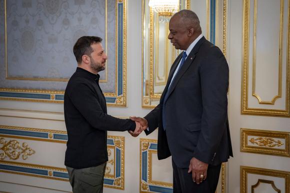 Le président ukrainien, Volodymyr Zelensky, reçoit le secrétaire à la défense américain, Lloyd Austin, à Kiev, lundi 21 octobre 2024.