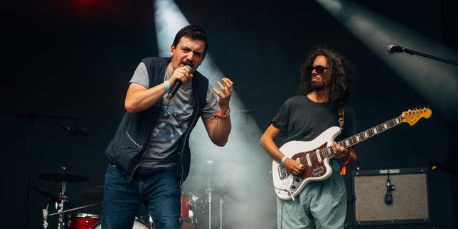Stanislas Carmont, rockeur, comédien et journaliste : « Quand je joue, je chante, je n’ai pas l’étiquette de personne autiste » thumbnail