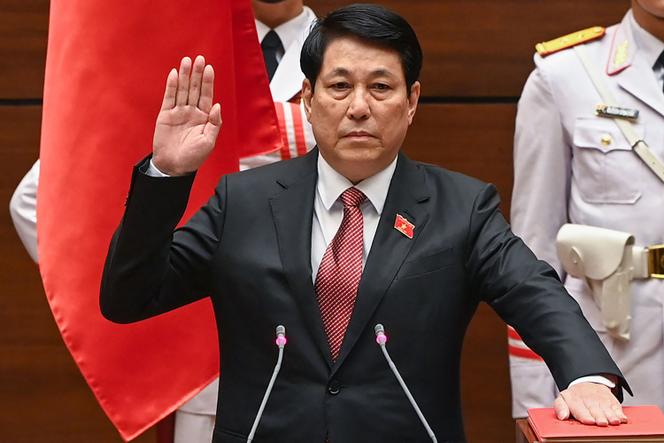 O general Luong Cuong presta juramento após sua eleição como presidente, em Hanói, em 21 de outubro de 2024.