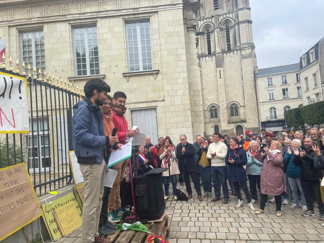 Devant les grilles de la préfecture du Maine-et-Loire, à Angers, les candidats à la reprise d’une ferme à Denée s’expliquent devant 300 personnes, le 3 octobre 2024.